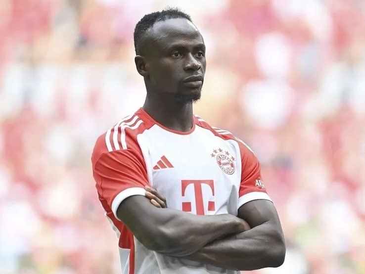 Sadio Mane na diamantových hodinkách a Ferrari co chtěl říct